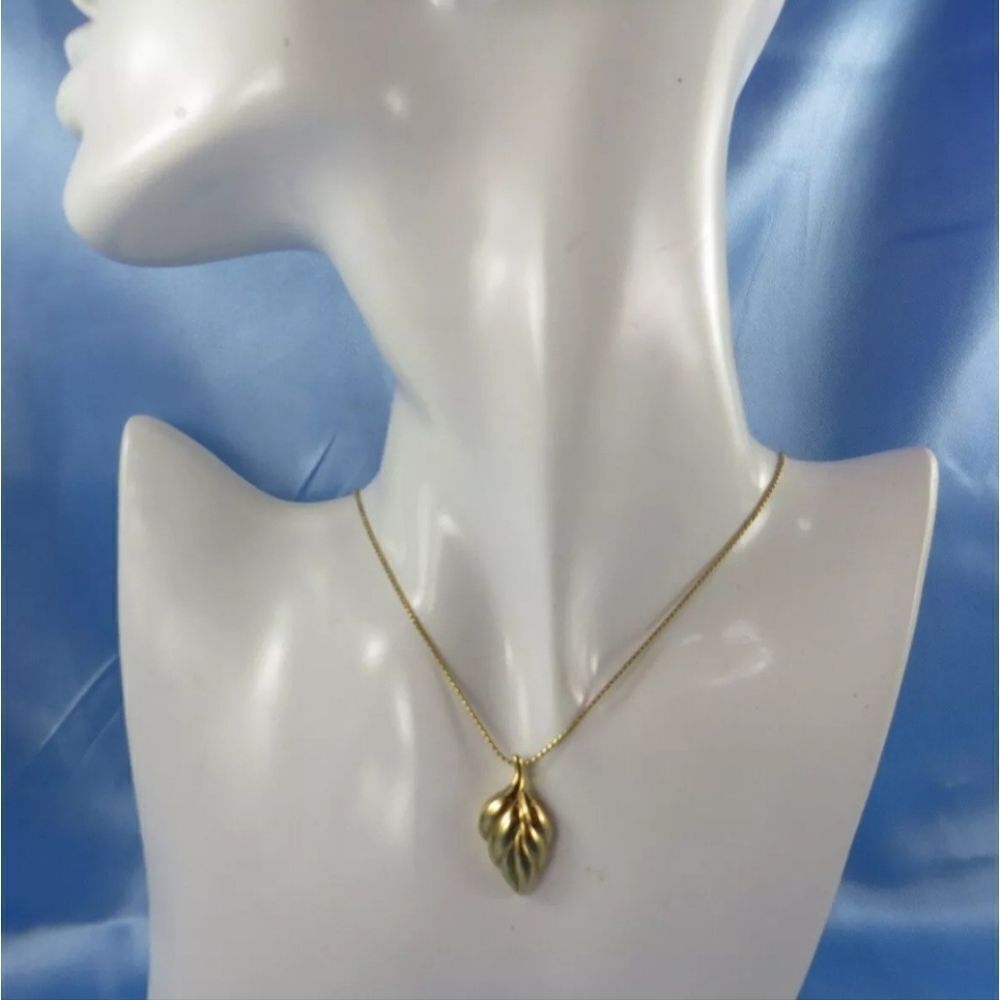 Vintage Signed Crown Trifari Leaf Pendant Necklace Gold-Tone Dainty Leaves - Picture 8 of 10